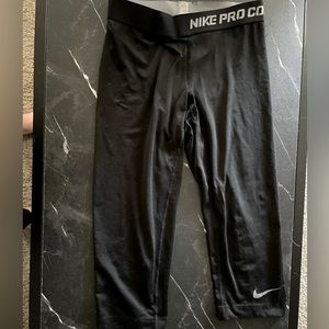 Nike pro combat crop leggings